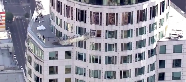 Samo za najhrabrije: Tobogan na 70. spratu nebodera (VIDEO)
